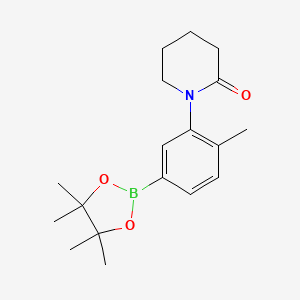 molecular formula C18H26BNO3 B7956422 1-[2-Methyl-5-(tetramethyl-1,3,2-dioxaborolan-2-yl)phenyl]piperidin-2-one 