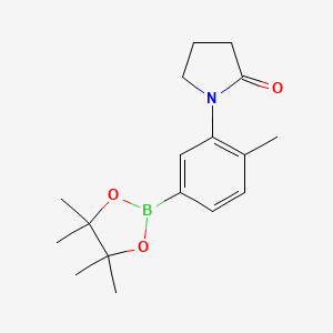 molecular formula C17H24BNO3 B7956440 1-[2-Methyl-5-(tetramethyl-1,3,2-dioxaborolan-2-yl)phenyl]pyrrolidin-2-one 
