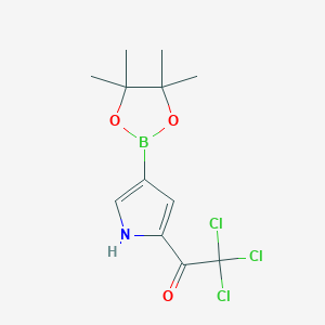 molecular formula C12H15BCl3NO3 B7958292 2,2,2-Trichloro-1-[4-(tetramethyl-1,3,2-dioxaborolan-2-yl)-1H-pyrrol-2-yl]ethanone 