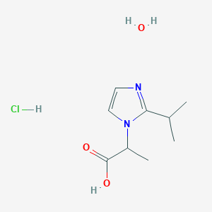 molecular formula C9H17ClN2O3 B7970546 2-(2-Isopropyl-1H-imidazol-1-yl)propanoic acid hydrochloride hydrate 