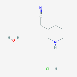 molecular formula C7H15ClN2O B7971328 3-Piperidinylacetonitrile hydrochloride hydrate 