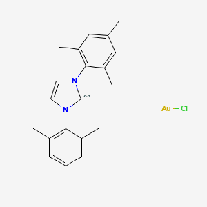 molecular formula C21H24AuClN2 B7980122 Chloro[1,3-bis(2,4,6-trimethylphenyl)imidazol-2-ylidene]gold(I) 