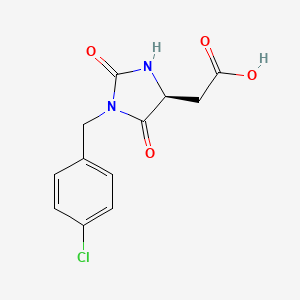 molecular formula C12H11ClN2O4 B7981857 (S)-2-(1-(4-chlorobenzyl)-2,5-dioxoimidazolidin-4-yl)acetic acid 