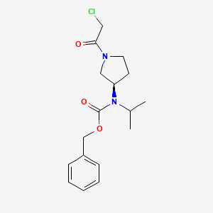 molecular formula C17H23ClN2O3 B7985071 [(R)-1-(2-Chloro-acetyl)-pyrrolidin-3-yl]-isopropyl-carbamic acid benzyl ester 