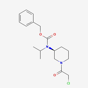 molecular formula C18H25ClN2O3 B7985077 [(S)-1-(2-Chloro-acetyl)-piperidin-3-yl]-isopropyl-carbamic acid benzyl ester 