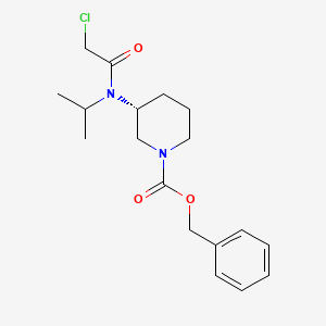 molecular formula C18H25ClN2O3 B7986035 (R)-3-[(2-Chloro-acetyl)-isopropyl-amino]-piperidine-1-carboxylic acid benzyl ester 