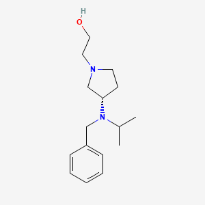molecular formula C16H26N2O B7986845 (S)-2-(3-(Benzyl(isopropyl)amino)pyrrolidin-1-yl)ethanol 