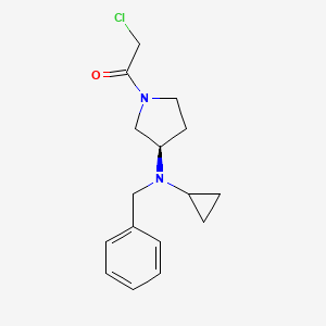 molecular formula C16H21ClN2O B7986910 (R)-1-(3-(Benzyl(cyclopropyl)amino)pyrrolidin-1-yl)-2-chloroethanone 