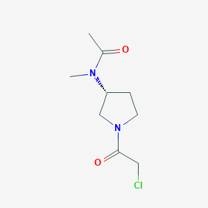 molecular formula C9H15ClN2O2 B7987020 N-[(R)-1-(2-Chloro-acetyl)-pyrrolidin-3-yl]-N-methyl-acetamide 