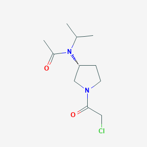 molecular formula C11H19ClN2O2 B7987346 N-[(R)-1-(2-Chloro-acetyl)-pyrrolidin-3-yl]-N-isopropyl-acetamide 