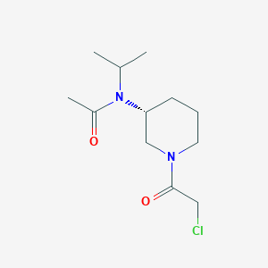 molecular formula C12H21ClN2O2 B7987352 N-[(R)-1-(2-Chloro-acetyl)-piperidin-3-yl]-N-isopropyl-acetamide 