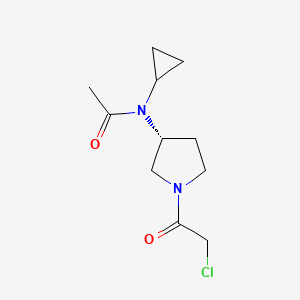 molecular formula C11H17ClN2O2 B7987360 N-[(R)-1-(2-Chloro-acetyl)-pyrrolidin-3-yl]-N-cyclopropyl-acetamide 