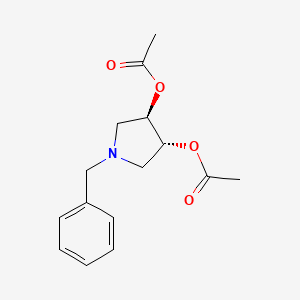 molecular formula C15H19NO4 B7988783 [(3R,4R)-4-acetyloxy-1-benzylpyrrolidin-3-yl] acetate 