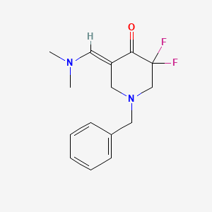 molecular formula C15H18F2N2O B8017835 (E)-1-Benzyl-5-((dimethylamino)methylene)-3,3-difluoropiperidin-4-one 
