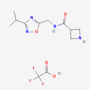 molecular formula C12H17F3N4O4 B8019740 N-((3-isopropyl-1,2,4-oxadiazol-5-yl)methyl)azetidine-3-carboxamide 2,2,2-trifluoroacetate 
