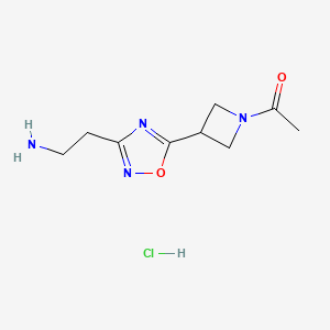 molecular formula C9H15ClN4O2 B8019753 1-{3-[3-(2-Aminoethyl)-1,2,4-oxadiazol-5-yl]azetidin-1-yl}ethan-1-one hydrochloride 