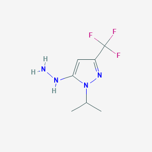 molecular formula C7H11F3N4 B8023373 (2-Isopropyl-5-trifluoromethyl-2H-pyrazol-3-YL)-hydrazine 