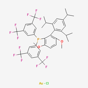molecular formula C39H37AuClF12O2P B8024787 Chloro(2-{bis[3,5-bis(trifluoromethyl)phenyl]phosphino}-3,6-dimethoxy-2',4',6'-triisopropyl-1,1'-biphenyl)gold(I) CAS No. 1334547-76-0