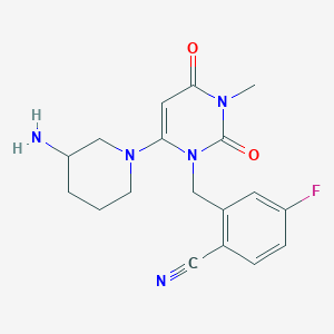 molecular formula C18H20FN5O2 B8051018 2-[6-(3-Amino-piperidin-1-yl)-3-methyl-2,4-dioxo-3,4-dihydro-2h-pyrimidin-1-ylmethyl]-4-fluoro-benzonitrile 