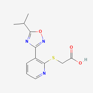 molecular formula C12H13N3O3S B8052103 2-[3-(5-Propan-2-yl-1,2,4-oxadiazol-3-yl)pyridin-2-yl]sulfanylacetic acid 