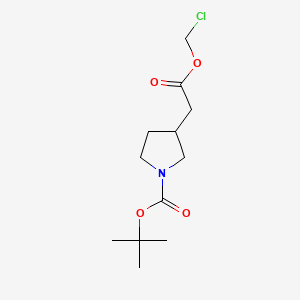 molecular formula C12H20ClNO4 B8052314 Tert-butyl 3-[2-(chloromethoxy)-2-oxoethyl]pyrrolidine-1-carboxylate 