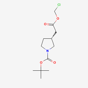 molecular formula C12H20ClNO4 B8052320 (R)-tert-Butyl 3-(2-(chloromethoxy)-2-oxoethyl)pyrrolidine-1-carboxylate 