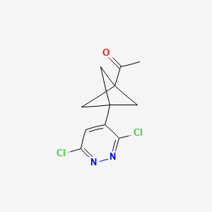 molecular formula C11H10Cl2N2O B8053421 1-(3-(3,6-Dichloropyridazin-4-yl)bicyclo[1.1.1]pentan-1-yl)ethan-1-one 