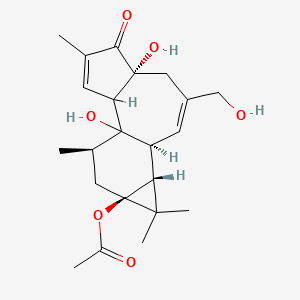 molecular formula C22H30O6 B8055900 [(6R,10S,11R,13S,15R)-1,6-dihydroxy-8-(hydroxymethyl)-4,12,12,15-tetramethyl-5-oxo-13-tetracyclo[8.5.0.02,6.011,13]pentadeca-3,8-dienyl] acetate 