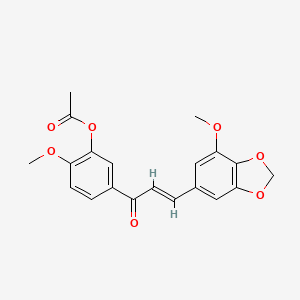 molecular formula C20H18O7 B8056298 2-methoxy-5-[(2E)-3-(7-methoxy-1,3-benzodioxol-5-yl)prop-2-enoyl]phenyl acetate 