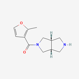 molecular formula C12H16N2O2 B8061221 ((3AR,6aS)-hexahydropyrrolo[3,4-c]pyrrol-2(1H)-yl)(2-methylfuran-3-yl)methanone 