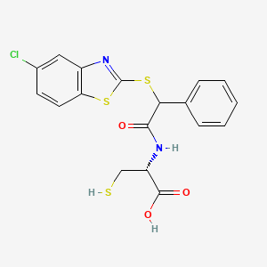 molecular formula C18H15ClN2O3S3 B8063804 N-[[(5-氯-2-苯并噻唑基)-硫代]-苯基-乙酰基]-L-半胱氨酸 