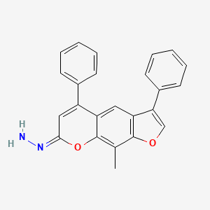 molecular formula C24H18N2O2 B8064380 (E)-(9-methyl-3,5-diphenylfuro[3,2-g]chromen-7-ylidene)hydrazine 