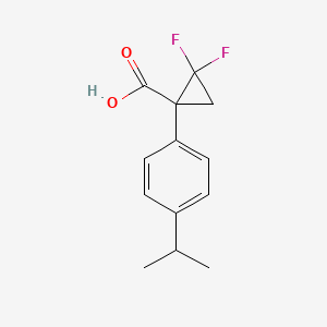 molecular formula C13H14F2O2 B8067439 2,2-Difluoro-1-[4-(propan-2-yl)phenyl]cyclopropane-1-carboxylic acid 