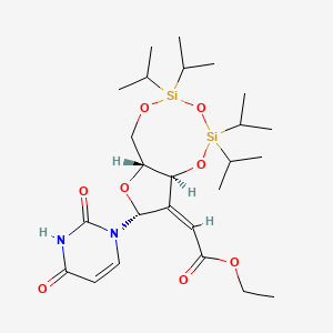 molecular formula C25H42N2O8Si2 B8072086 3'-O,5'-O-(1,1,3,3-Tetraisopropylpropanedisiloxane-1,3-diyl)-2'-(2-ethoxy-2-oxoethylidene)-2'-deoxyuridine 