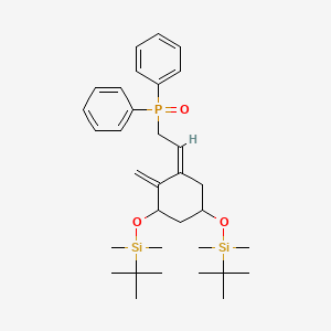 molecular formula C33H51O3PSi2 B8075541 [3S-(1Z, 3a,5b)]-[2-{3,5-bis-{[(1,1-diMethylethyl)-diMethylsilyl]-oxy}-2-Methylenecyclohexylidene}-ethyl]-diphenyl phosphine oxide 