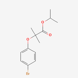 molecular formula C13H17BrO3 B8076400 异丙基2-(4-溴苯氧基)-2-甲基丙酸酯 