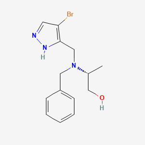 molecular formula C14H18BrN3O B8076915 (R)-2-(Benzyl((4-bromo-1H-pyrazol-5-yl)methyl)amino)propan-1-ol 