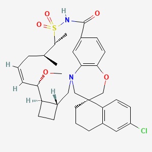 molecular formula C33H41ClN2O5S B8082603 螺[5,7-乙烯-1H,11H-环丁[i][1,4]噁杂环庚[3,4-f][1,2,7]噻二氮杂环十六亚甲基-2(3H),1'(2'H)-萘]-8(9H)-酮, 6'-氯-3',4',12,13,16,16a,17,18,18a,19-十氢-16-甲氧基-11,12-二甲基-, 10,10-二氧化物, (1'S,11R,12S,14E,16S,16aR,18aR)- 