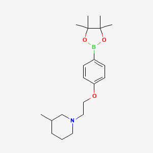 molecular formula C20H32BNO3 B8085952 3-Methyl-1-(2-(4-(4,4,5,5-tetramethyl-1,3,2-dioxaborolan-2-yl)phenoxy)ethyl)piperidine 