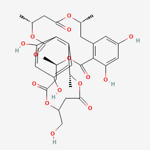 molecular formula C32H38O15 B8088868 (4R,8R,18R,26R)-12,14,30,32-tetrahydroxy-22-(hydroxymethyl)-4,8,18,26-tetramethyl-3,7,17,21,25-pentaoxatricyclo[26.4.0.010,15]dotriaconta-1(28),10(15),11,13,29,31-hexaene-2,6,16,20,24-pentone 