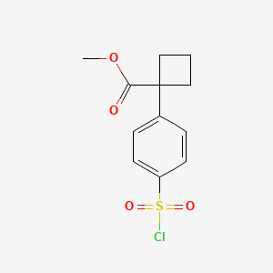molecular formula C12H13ClO4S B8089263 Methyl 1-[4-(chlorosulfonyl)phenyl]cyclobutanecarboxylate 