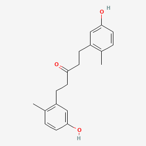 molecular formula C19H22O3 B8090107 1,5-双（5-羟基-2-甲基苯基）戊-3-酮 