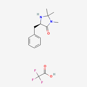 molecular formula C15H19F3N2O3 B8090319 (R)-5-Benzyl-2,2,3-trimethylimidazolidin-4-one 2,2,2-trifluoroacetate 