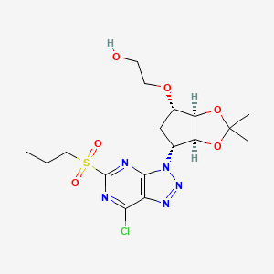 molecular formula C17H24ClN5O6S B8090975 2-(((3aR,4S,6R,6aS)-6-(7-chloro-5-(propylsulfonyl)-3H-[1,2,3]triazolo[4,5-d]pyrimidin-3-yl)-2,2-dimethyltetrahydro-4H-cyclopenta[d][1,3]dioxol-4-yl)oxy)ethan-1-ol 