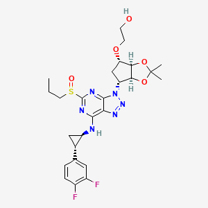 molecular formula C26H32F2N6O5S B8090977 2-(((3aR,4S,6R,6aS)-6-(7-(((1R,2S)-2-(3,4-difluorophenyl)cyclopropyl)amino)-5-(propylsulfinyl)-3H-[1,2,3]triazolo[4,5-d]pyrimidin-3-yl)-2,2-dimethyltetrahydro-4H-cyclopenta[d][1,3]dioxol-4-yl)oxy)ethan-1-ol 