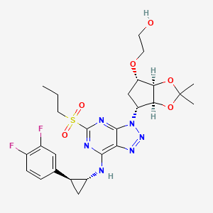 molecular formula C26H32F2N6O6S B8090984 2-(((3aR,4S,6R,6aS)-6-(7-(((1R,2S)-2-(3,4-difluorophenyl)cyclopropyl)amino)-5-(propylsulfonyl)-3H-[1,2,3]triazolo[4,5-d]pyrimidin-3-yl)-2,2-dimethyltetrahydro-4H-cyclopenta[d][1,3]dioxol-4-yl)oxy)ethan-1-ol 