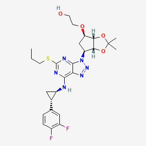 molecular formula C26H32F2N6O4S B8091103 2-(((3aS,4R,6S,6aR)-6-(7-(((1R,2S)-2-(3,4-difluorophenyl)cyclopropyl)amino)-5-(propylthio)-3H-[1,2,3]triazolo[4,5-d]pyrimidin-3-yl)-2,2-dimethyltetrahydro-3aH-cyclopenta[d][1,3]dioxol-4-yl)oxy)ethanol 