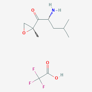 molecular formula C11H18F3NO4 B8091232 (R)-2-amino-4-methyl-1-((S)-2-methyloxiran-2-yl)pentan-1-one 2,2,2-trifluoroacetate 