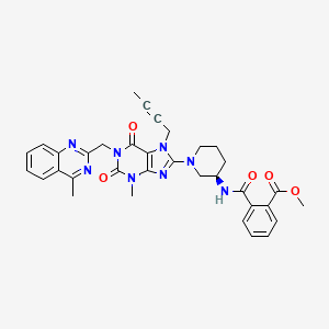 molecular formula C34H34N8O5 B8091320 (R)-methyl 2-((1-(7-(but-2-yn-1-yl)-3-methyl-1-((4-methylquinazolin-2-yl)methyl)-2,6-dioxo-2,3,6,7-tetrahydro-1H-purin-8-yl)piperidin-3-yl)carbamoyl)benzoate 