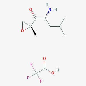molecular formula C11H18F3NO4 B8091354 (R)-2-amino-4-methyl-1-((R)-2-methyloxiran-2-yl)pentan-1-one 2,2,2-trifluoroacetate 